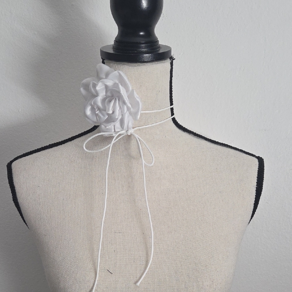 Elegant White Floral Choker Necklace